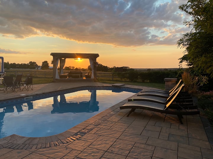 Farm House Oasis: Horses, Hot Tub 12 ppl