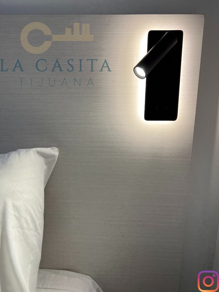 Reading lights with independent switch on each side