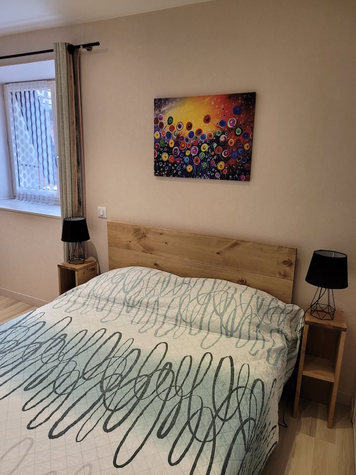 ห้องนอนพร้อมเตียงคู่ 140 ที่ชั้นล่างมีทีวีทีเอ็นที มีโต๊ะทำงานให้บริการในห้องเดียวกันสำหรับ teletravail