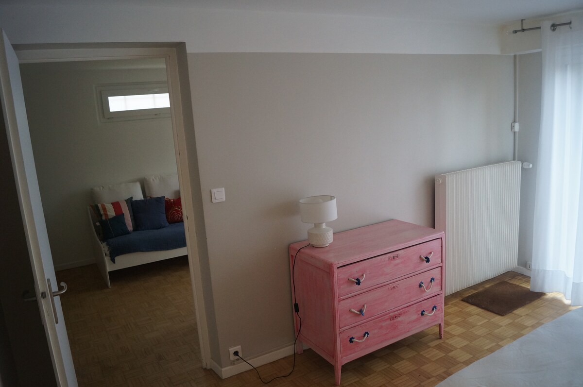 Slaapkamer 2 met uitzicht vanuit kamer 1