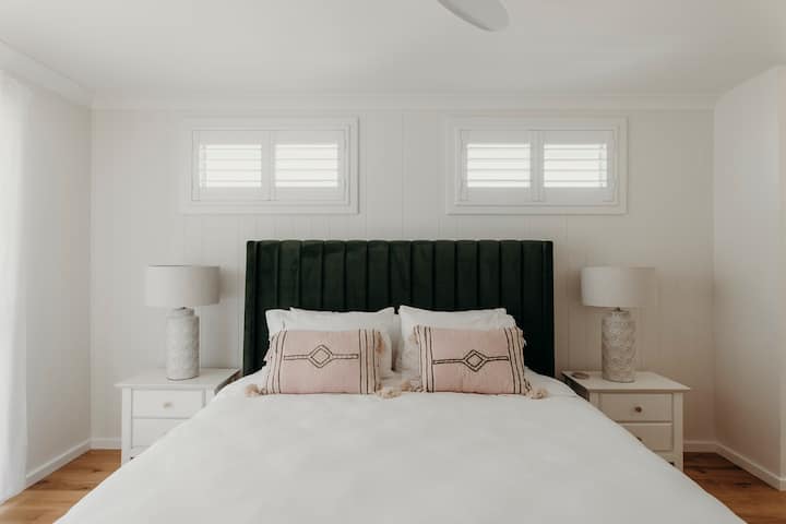 חדר שינה ראשי עם מיטת קינג (למעלה)