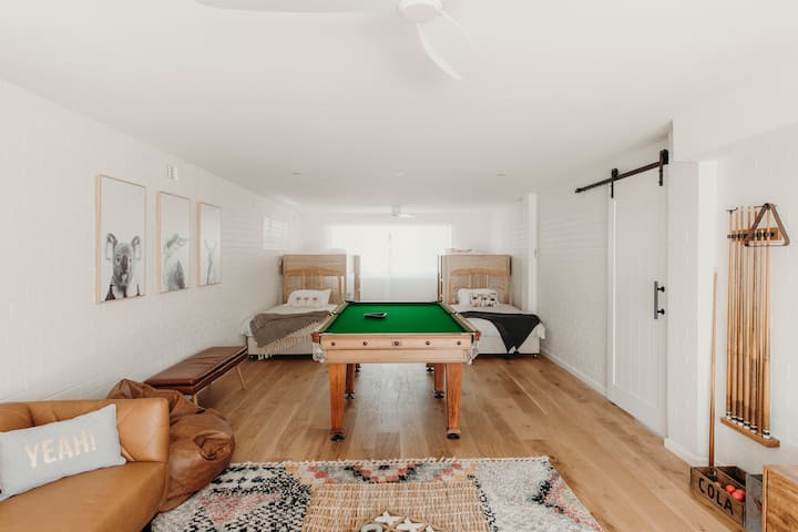 חדר קומותיים ומשחקים - 2 מיטות יחיד קינג סייז ו -2 מיטות קומתיים קינג