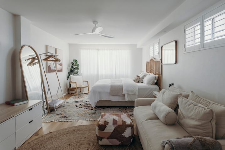 חדר שינה קינג (למטה) עם טלוויזיה חכמה ואזור טרקלין