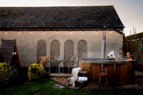 Romantic Retreat with hot tub
