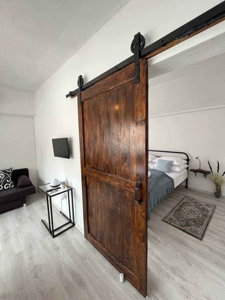 Entrée d'une belle chambre dans un style industriel rustique avec des détails confortables et reposants.