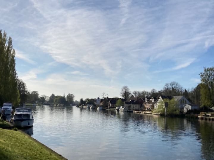 StainesuponThames Holiday Rentals & Homes England, United Kingdom