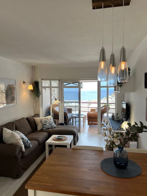 Apartment with ocean view, pool, wifi and parking