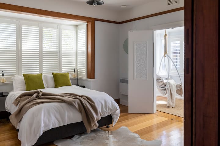 BODDINGTON: Edwardian 3 bed, 2 bath Cottage