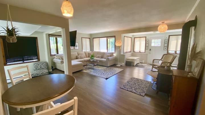 Bayside Bliss - Charming 2bdrm On The Water W Dock - Riverhead, NY