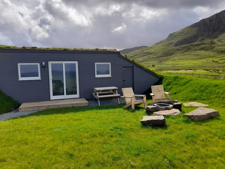 An T-Iasgair pod Glamping on a Croft with sea view