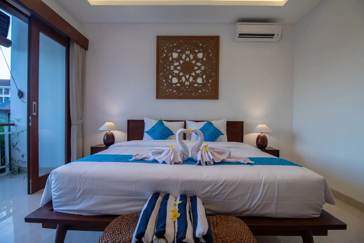 Villa in Kecamatan Denpasar Selatan · ★4.56 · 4 bedrooms · 5 beds · 4 private baths, сопоставимый объект Airbnb