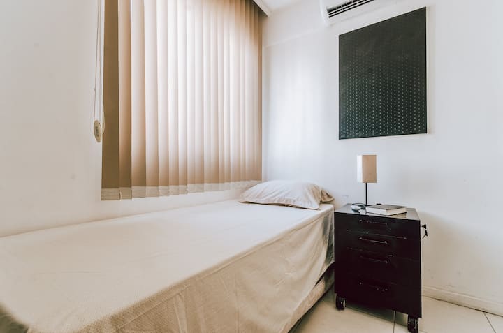 Habitación individual con cama nido, cajón, pantalla de lámpara para leer, aire acondicionado dividido y mesa con silla para trabajar en el estudio /oficina en casa con internet Vivo con 200 Mbps. 