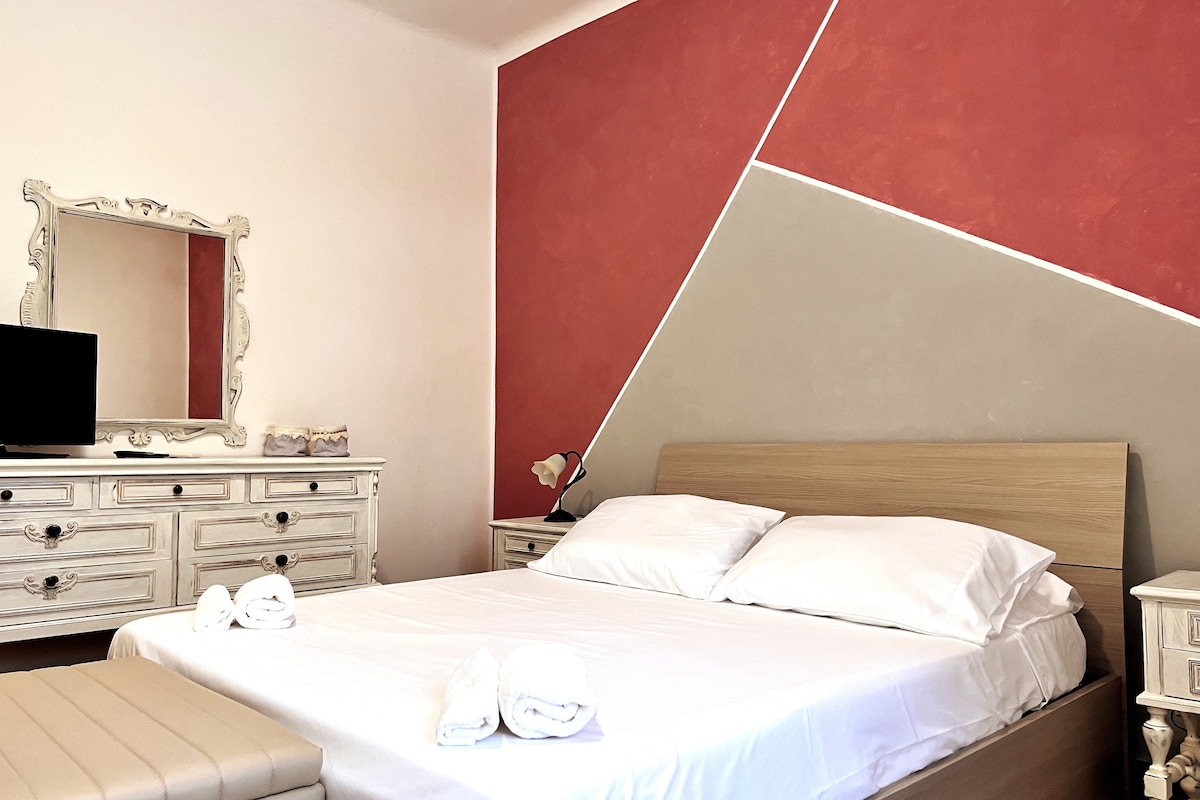 ห้องนอนพร้อมเตียงคู่ + เตียงเด็กอ่อน 