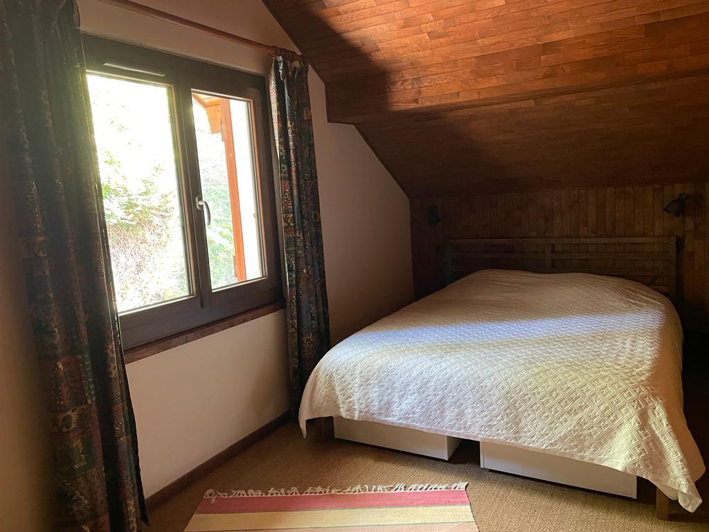 Малката спалня в горната част.