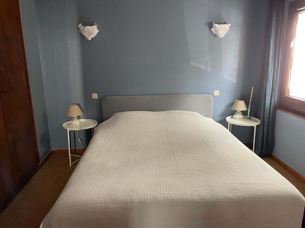 Спалнята на приземния етаж, прясно пребоядисана и ново спално бельо.