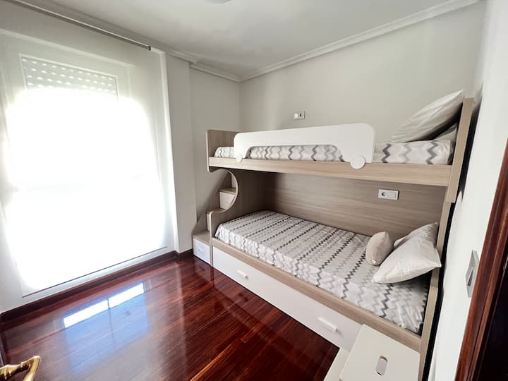 Chumba kilicho na vitanda vya ghorofa na kitanda cha ghorofa, TV 