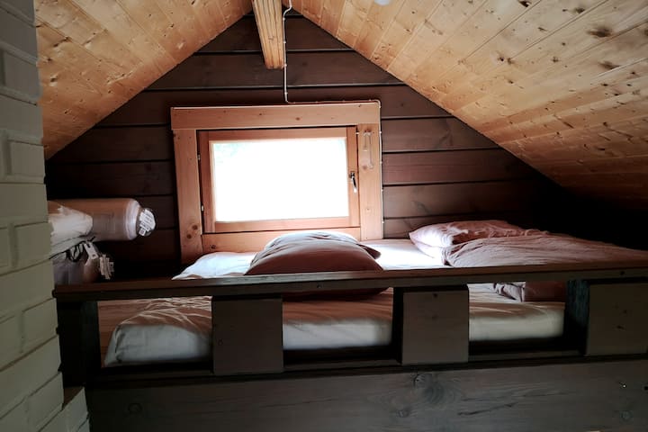 في شرفة كوخ الساونا ، هناك مرتبتان 32 بوصة تنامان بشكل جيد جدًا. ستائر داكنة للغرفة في جميع النوافذ.