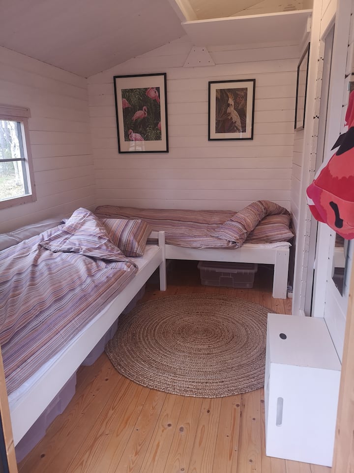 تحتوي بيوت الضيوف على ستائر كهربائية وتعتيم في كلتا الغرفتين. يمكن العثور على مساحة للملابس في الأدراج البلاستيكية تحت الأسرّة.