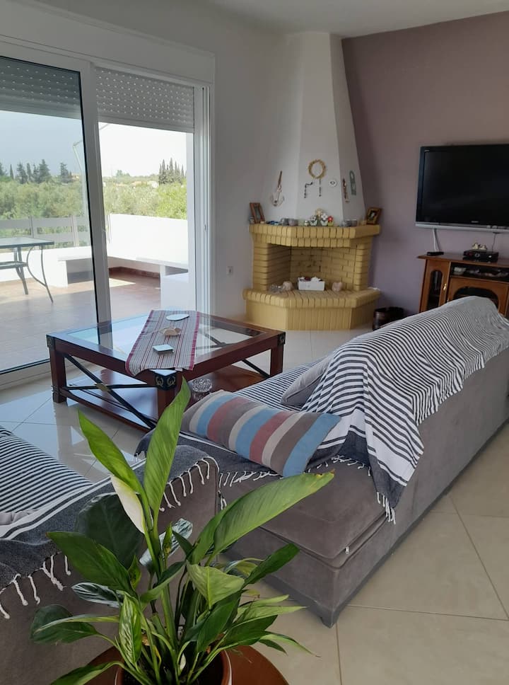 Cheerful 3-bedroom Villa With Indoor Fireplace - Коринф
