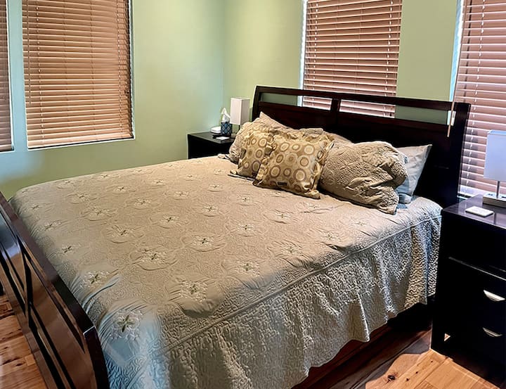 Cama king californiana y TV de pantalla ancha.