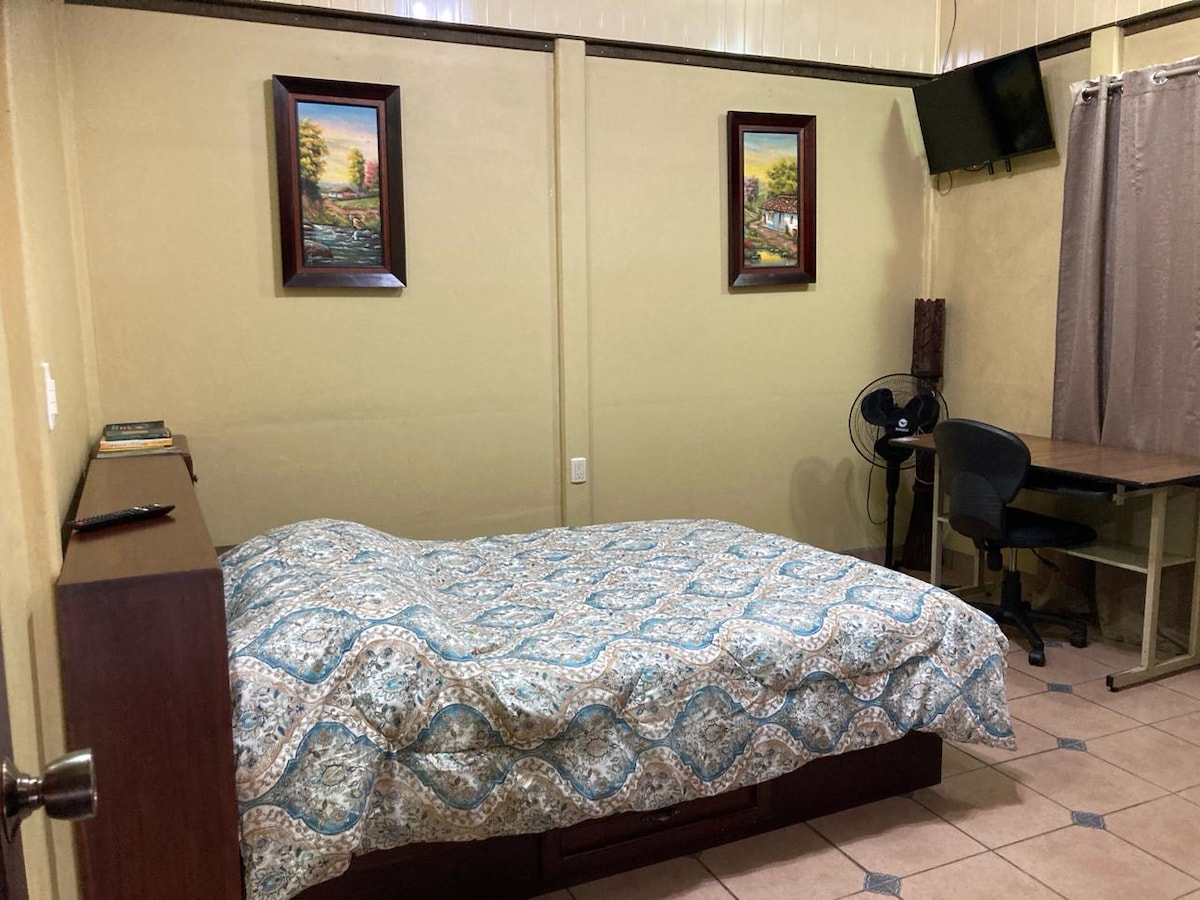 Chumba kikubwa cha kulala chenye nafasi kubwa na starehe