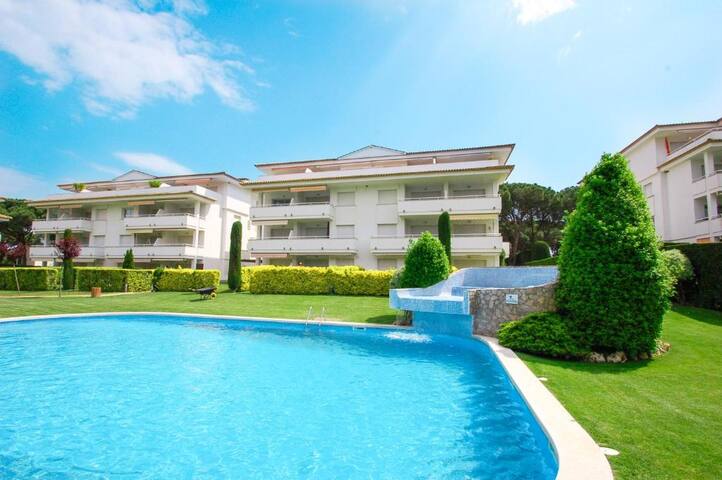 Apartamento con piscina en playa de Pals ( con AC)