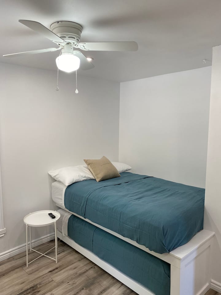 Საწოლი ორი ორადგილიანი მატრასით. Ორივე საწოლი ორი ბალიშით (კომოდში განთავსებული ქვედა ბალიშები) და ღია საბნით.
Კარადა ხელმისაწვდომია გამოსაყენებლად.
Smart TV Netflix-ზე წვდომით.