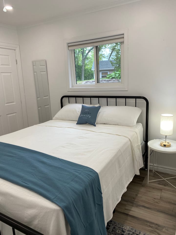 Დედოფლის ზომის საწოლი ორი ბალიშით, ზეწრებითა და მსუბუქი საბნით.
Კარადა და კარადა ხელმისაწვდომია გამოსაყენებლად.