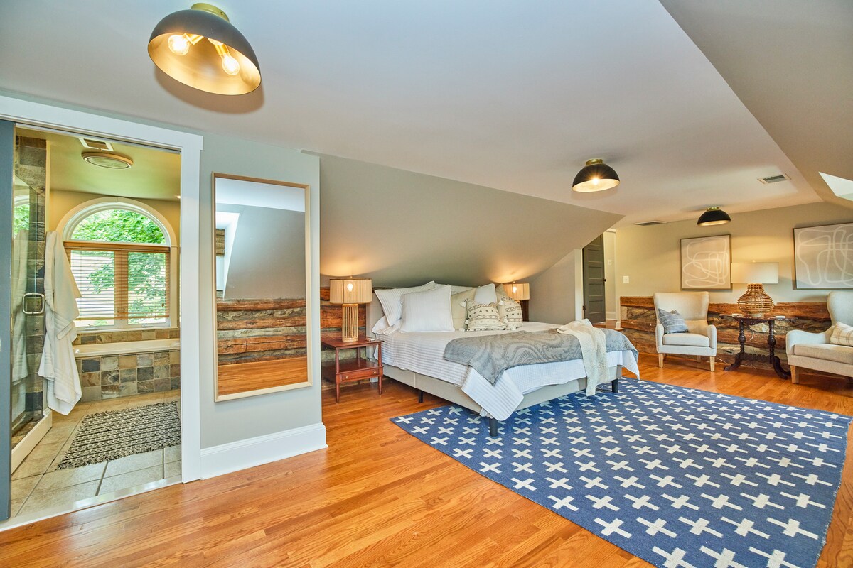 Banja kryesore en suite është plotësisht e pajisur me shërbime për ta bërë qëndrimin tënd të përsosur.