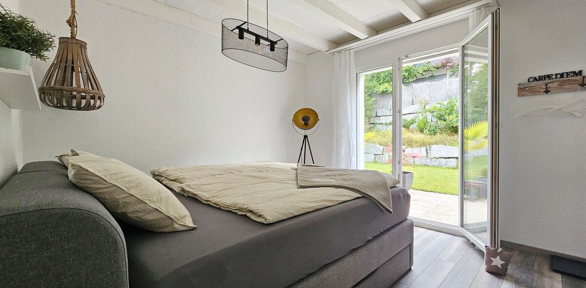 Dormitorio con vistas al jardín