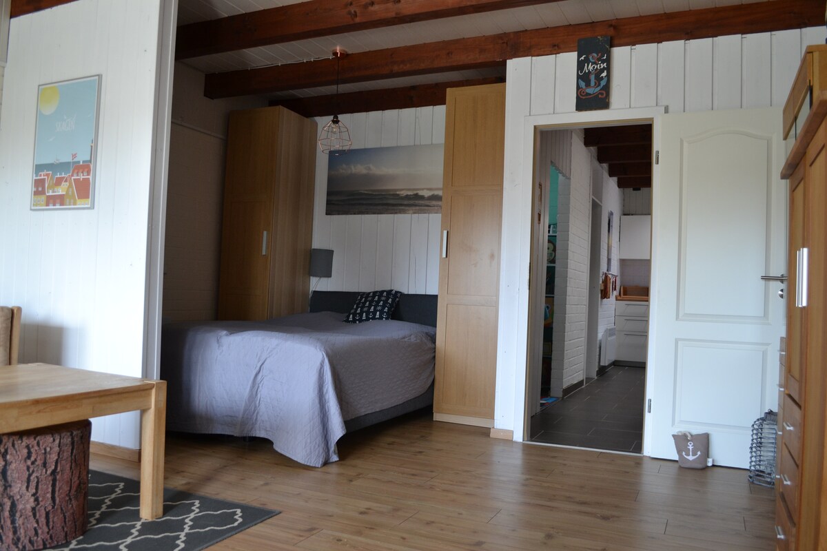 Una cama de 1,40 m de ancho y un montón de espacio de almacenamiento para la ropa.