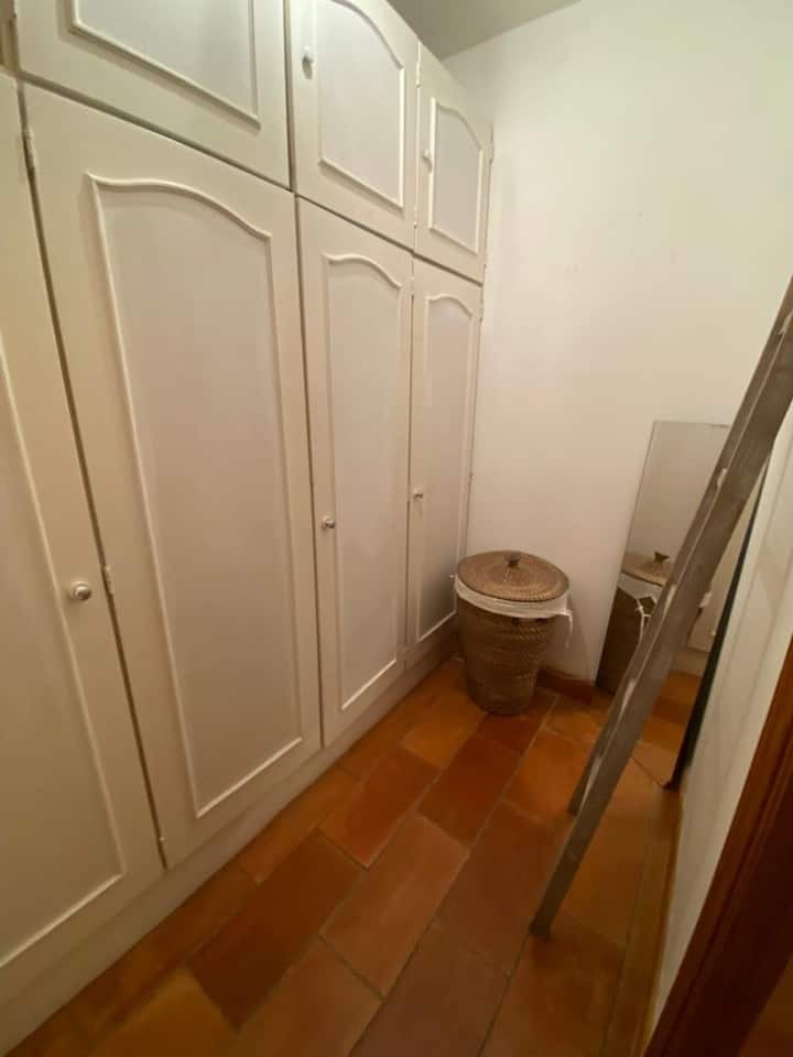 Dhomë gjumi kryesore me dollap