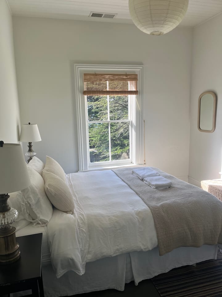Charmante slaapkamers met veel licht en uitzicht.