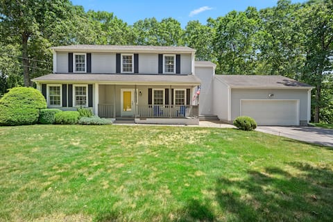 Misquamicut Beach House, 1 Mile From the Ocean!