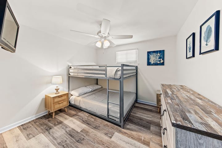 Dhoma e gjumit #3 (krevat i plotë mbi krevat marinari)