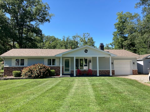 Lakeside SARAndipity: Sleeps 8 w/ outdoor spaces!