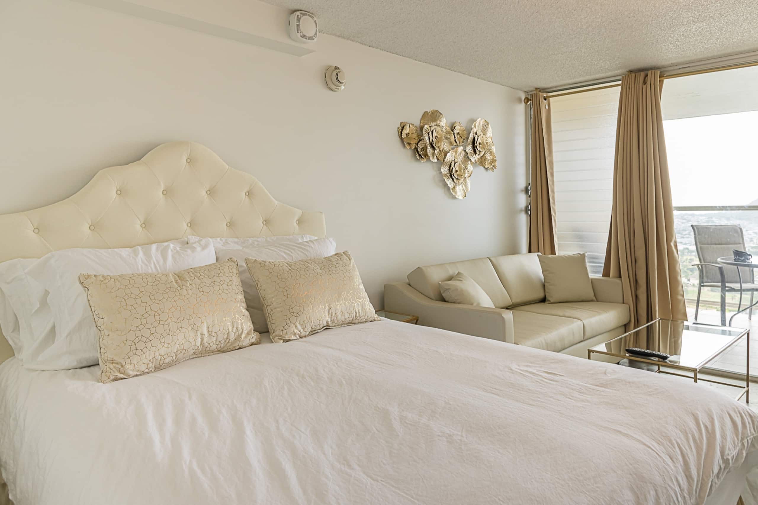 Condo in Honolulu · ★4.84 · Studio · 2 beds · 1 private bath - Image 2
