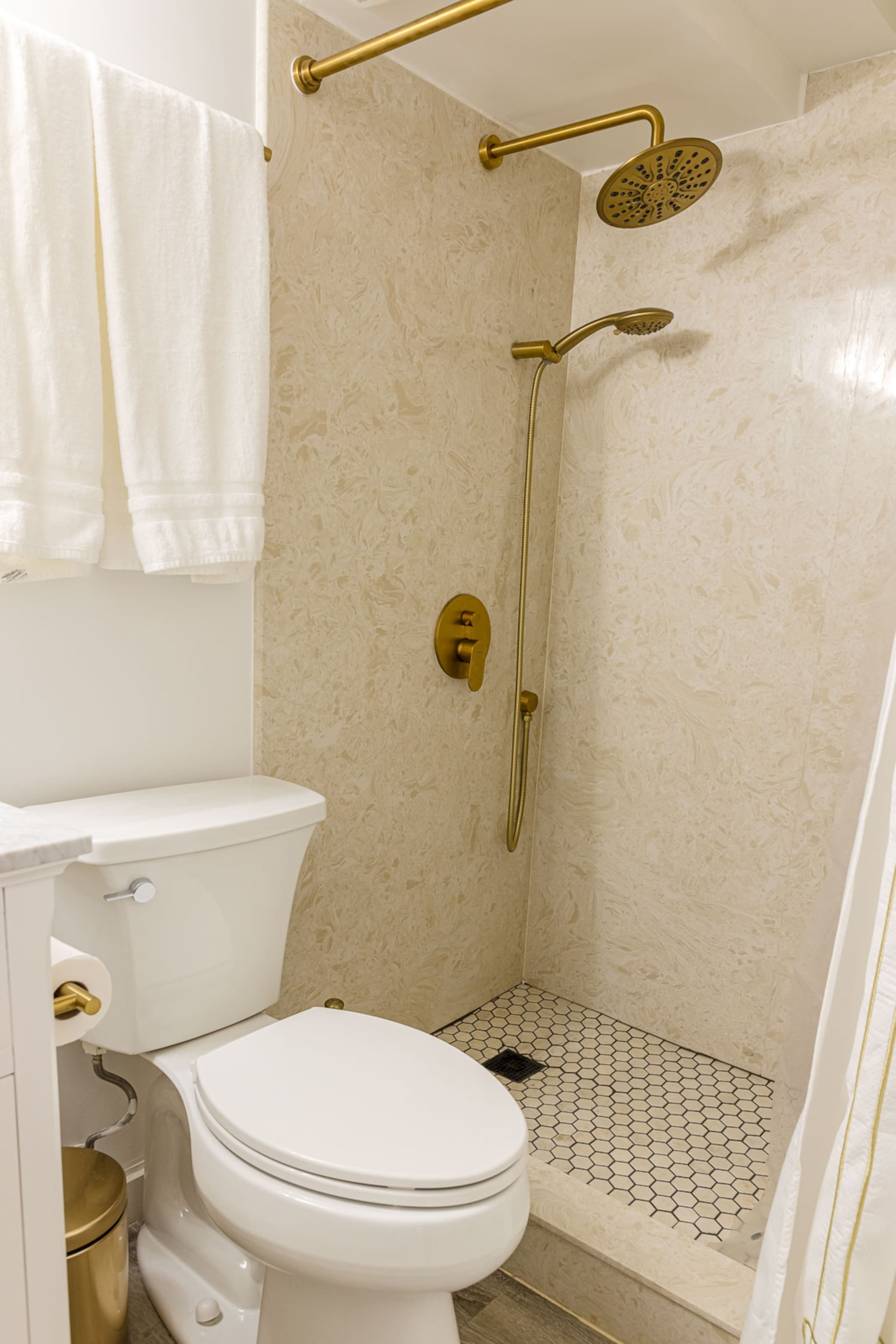 Condo in Honolulu · ★4.84 · Studio · 2 beds · 1 private bath - Image 9