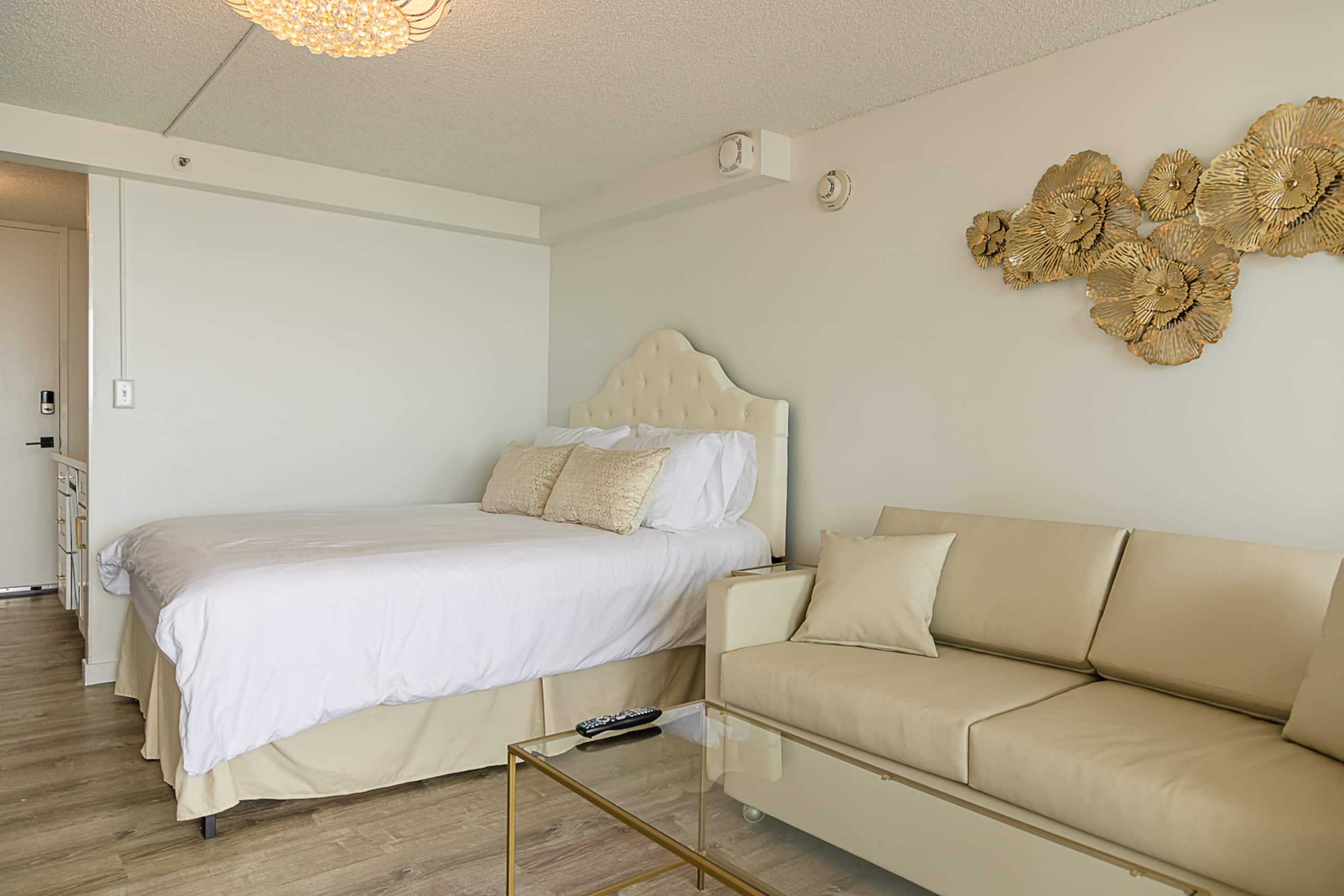 Condo in Honolulu · ★4.84 · Studio · 2 beds · 1 private bath - Image 12