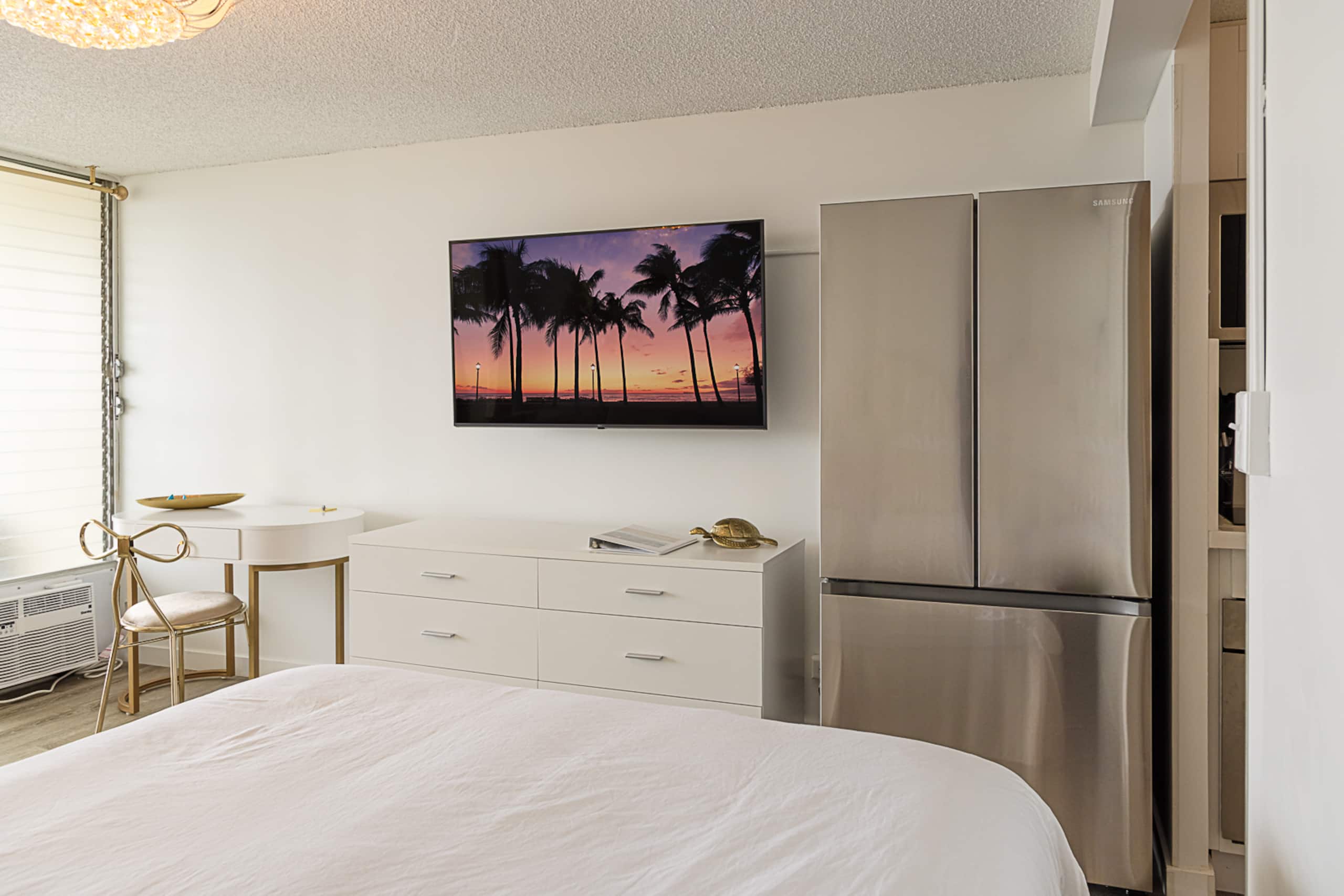 Condo in Honolulu · ★4.84 · Studio · 2 beds · 1 private bath - Image 11