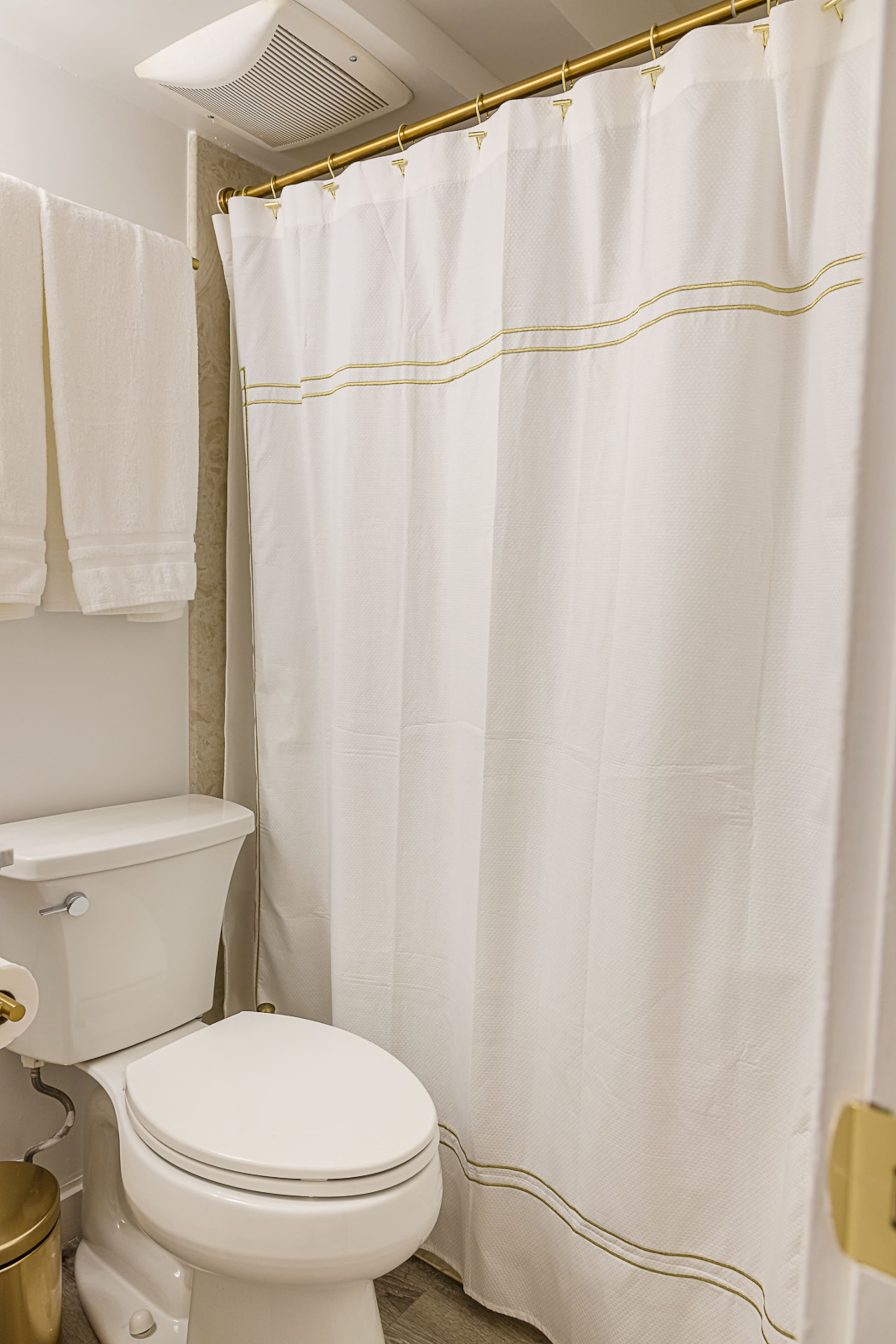 Condo in Honolulu · ★4.84 · Studio · 2 beds · 1 private bath - Image 10