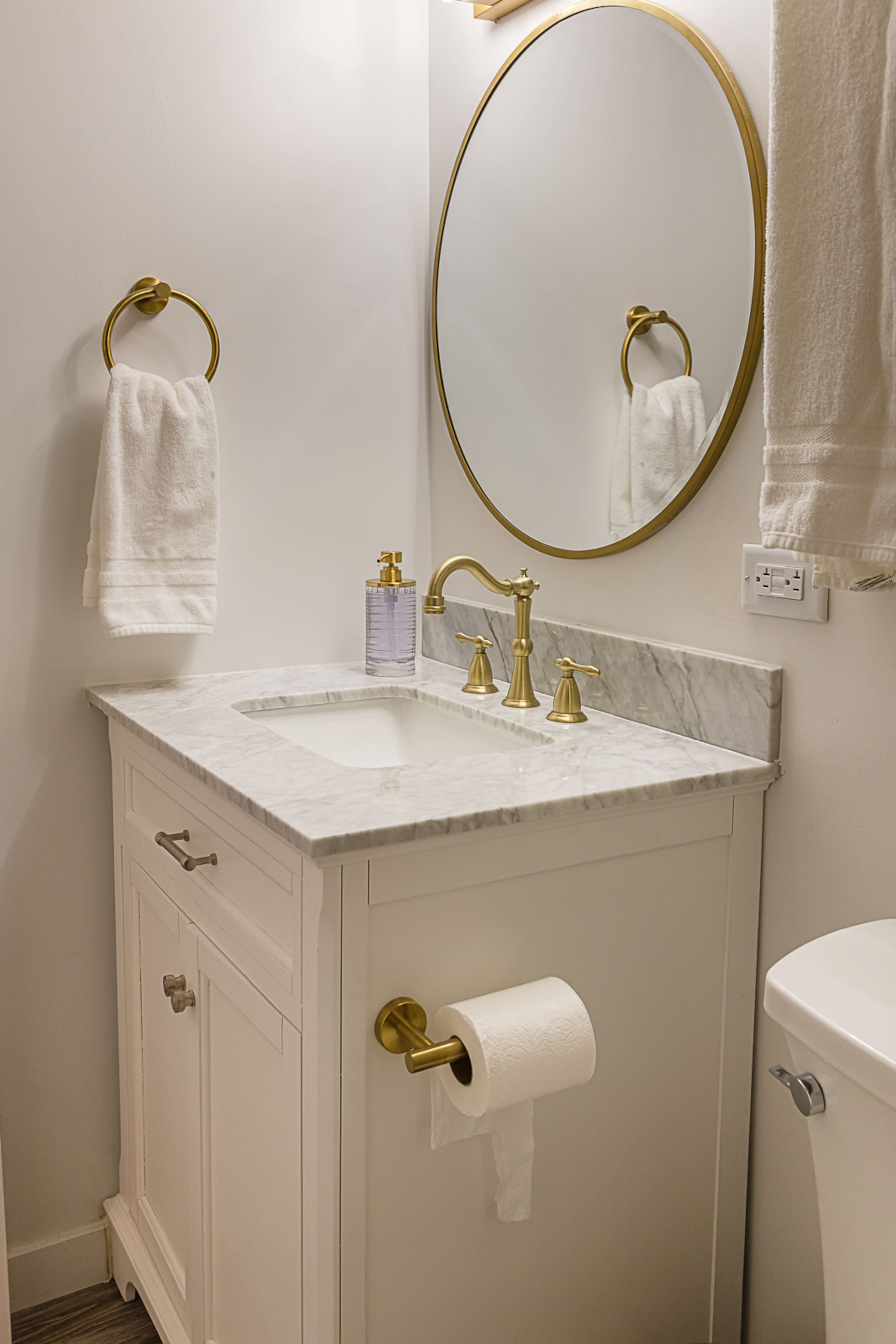 Condo in Honolulu · ★4.84 · Studio · 2 beds · 1 private bath - Image 8