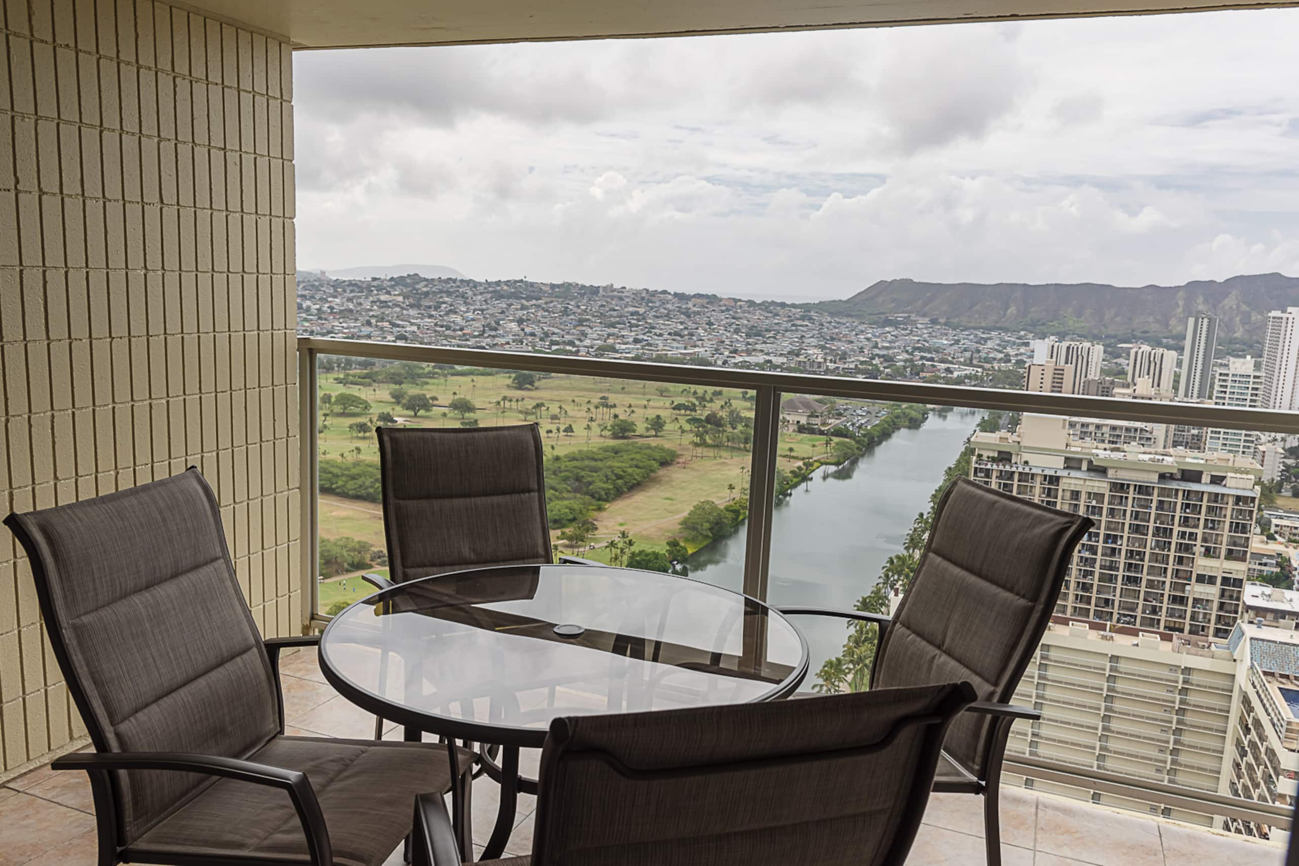 Condo in Honolulu · ★4.84 · Studio · 2 beds · 1 private bath - Image 16