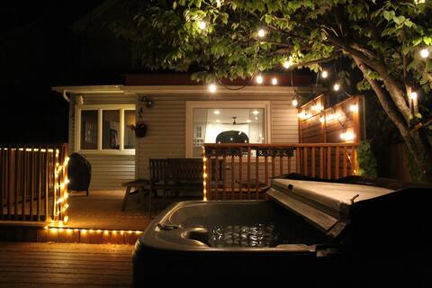 Modern Full Home: Hot Tub, Updated Kitchen & Bath