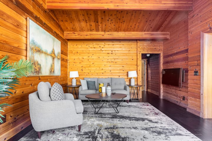 Charming Lakefront Log Cabin - Snoqualmie, WA