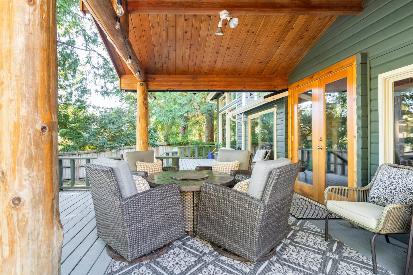 Charming Lakefront Log Cabin photo 4
