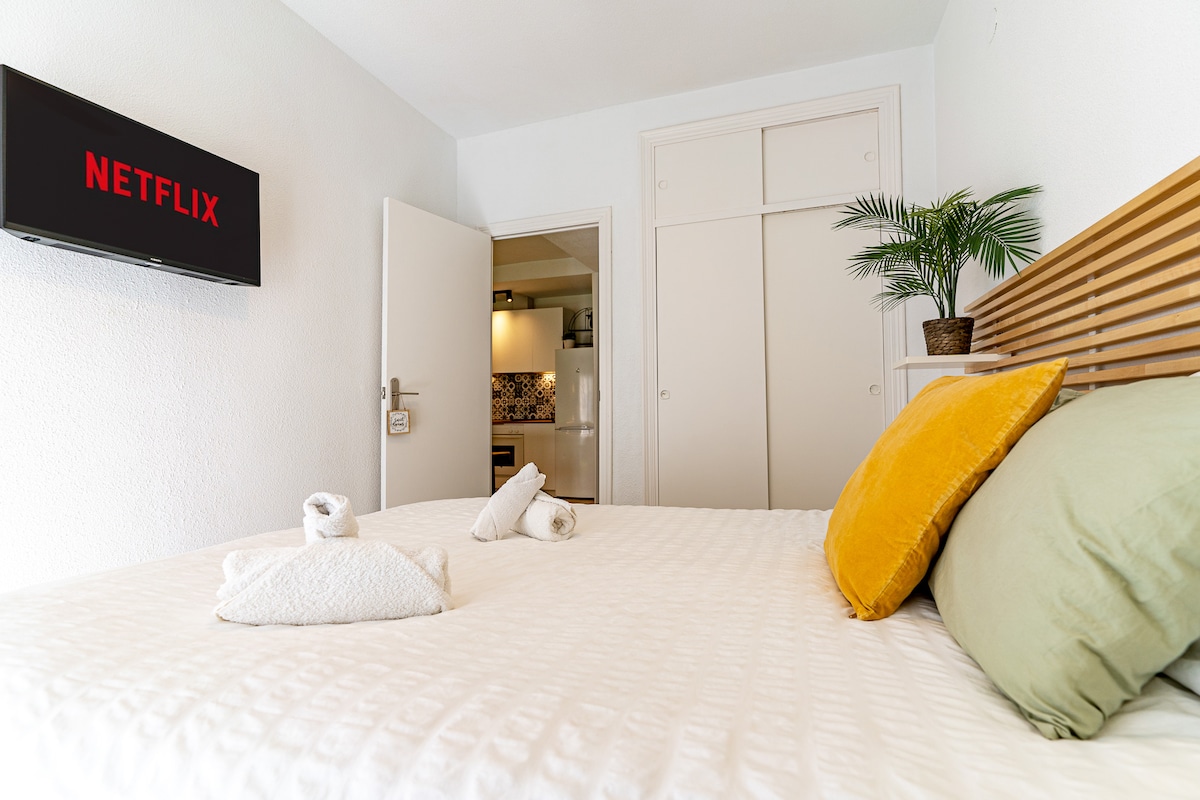 Bedroom bed 150cm with Netflix included. Smart TV with Youtube, Amazon, etc. connected by high speed wifi.
Ocean view terrace access.