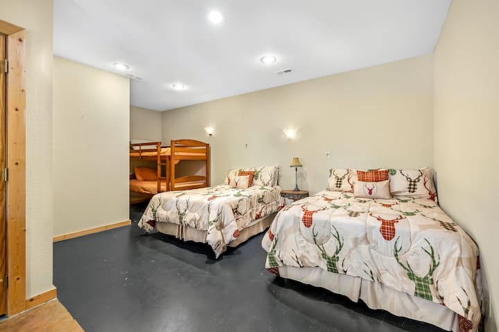 منطقة نوم إضافية كبيرة في الطابق السفلي بسريرين كاملين وسرير بطابقين 