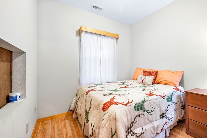 غرفة نوم في الطابق السفلي بسرير كامل