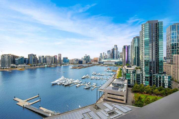 Waterfront Apartment. Best Views in Melbourne! gallery image 5